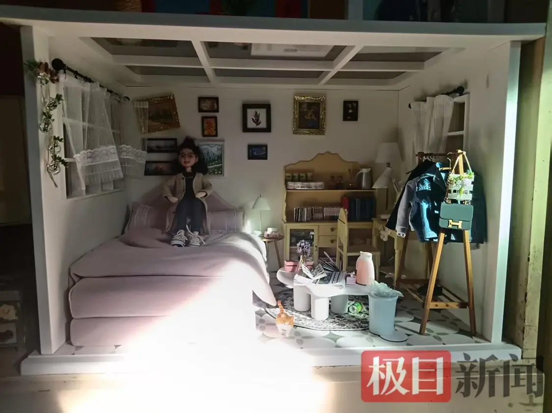 志愿者做的章莹颖布娃娃和“房间”