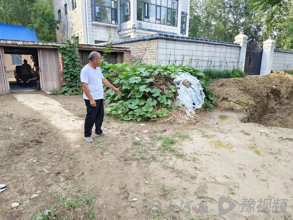 6月21日，事发现场门前的积水褪去，正在挖下水道