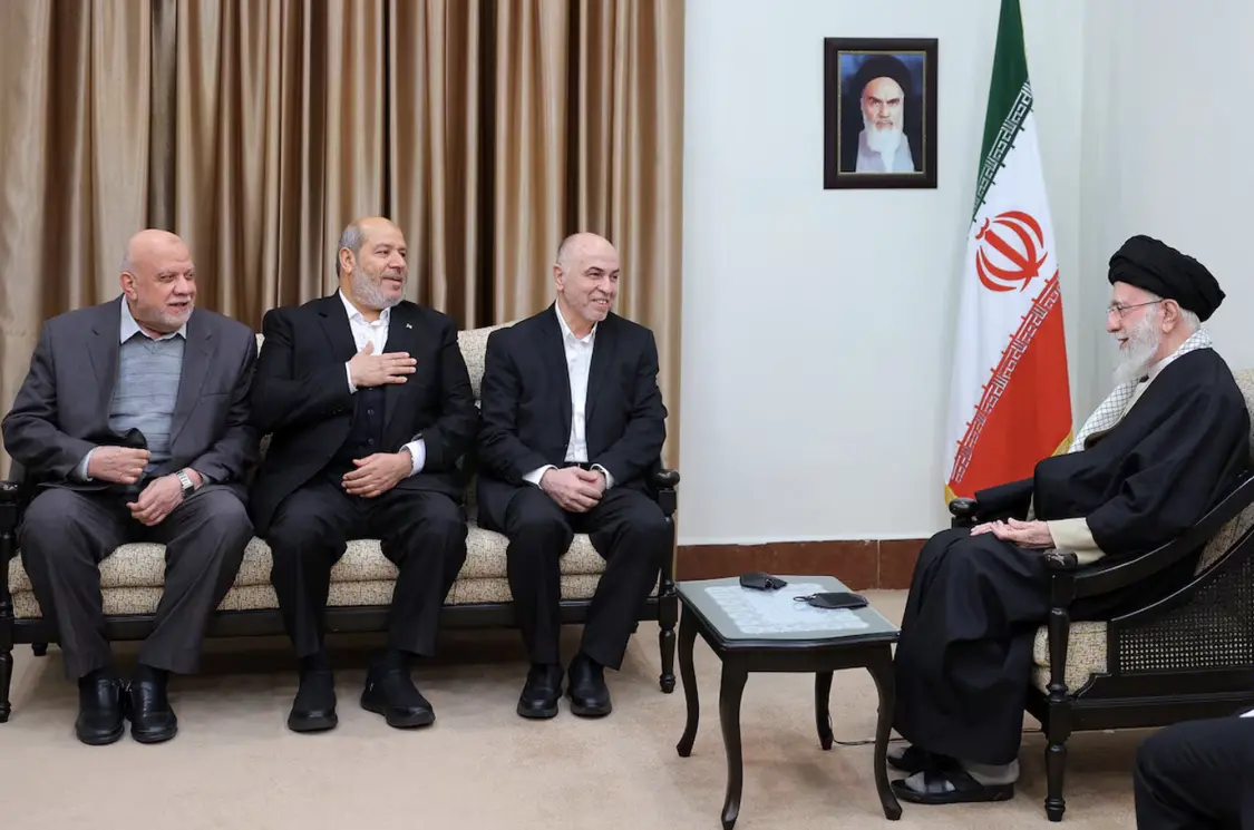 伊朗最高领袖哈梅内伊8日在德黑兰与哈马斯官员会面。图自外媒