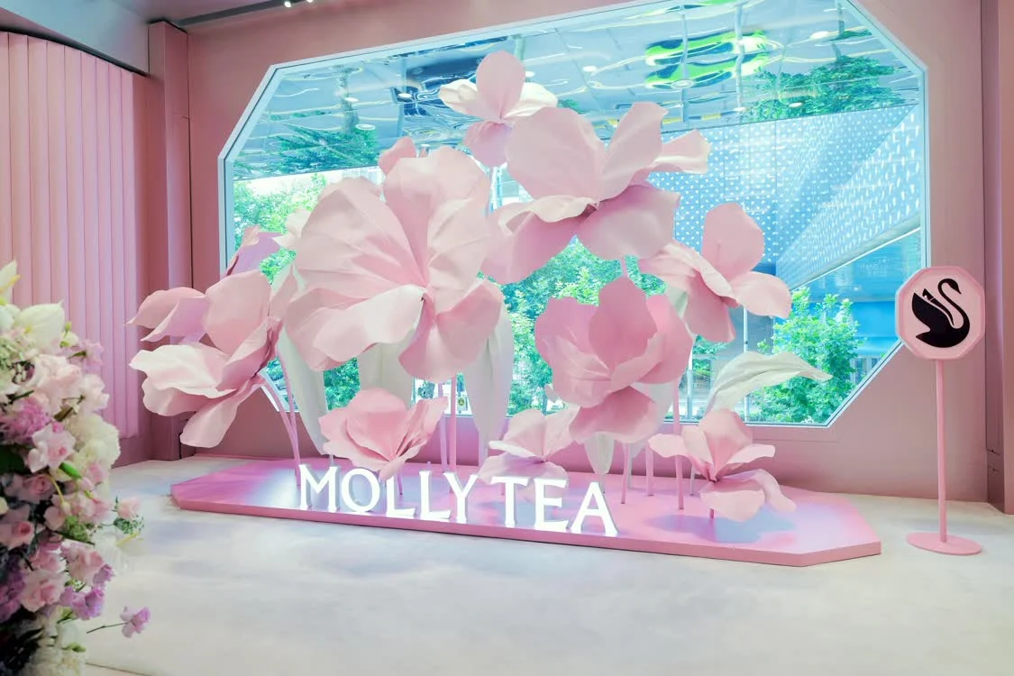 1. 施华洛世奇与茉莉奶白联动合作繁花蜜羽限定空间.jpg