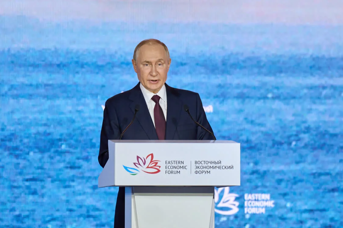 9月5日,俄罗斯总统普京在符拉迪沃斯托克出席第十届东方经济论坛全体会议时发表讲话。新华社发(郭飞洲摄)