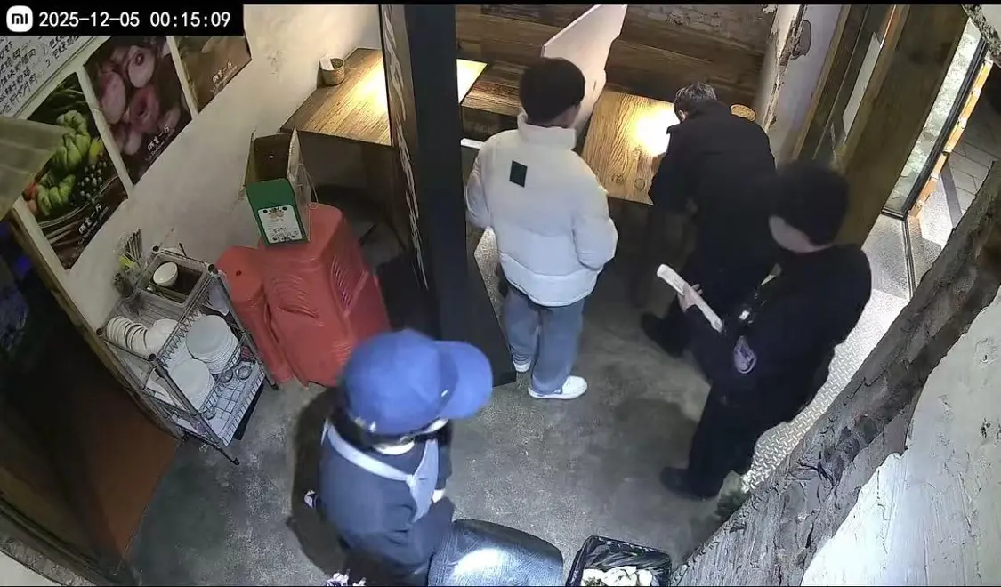 ▲餐馆报警后,民警来到店里调解