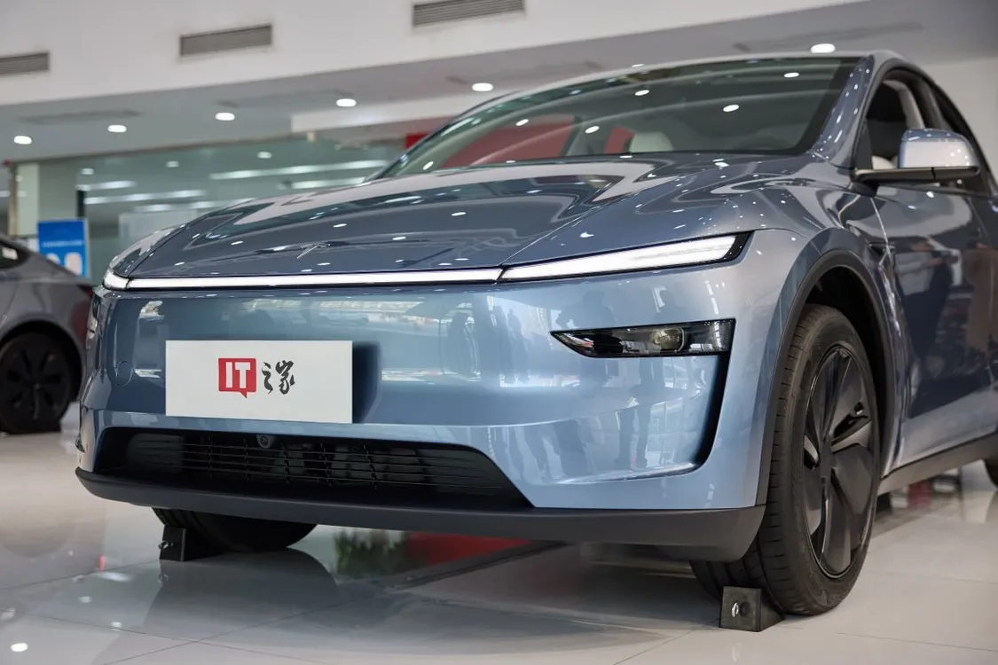 特斯拉焕新Model Y的前脸展示,带有IT之家的车牌,展示车辆的前部整体外观。