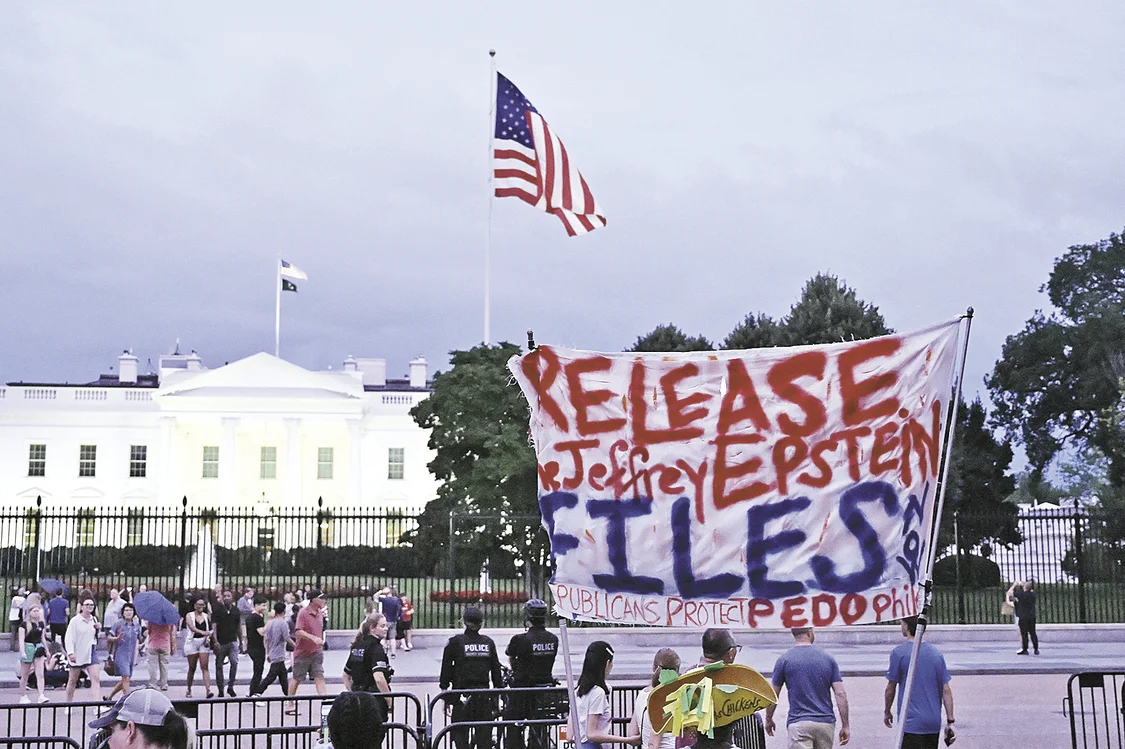 当地时间7月18日,一名抗议者在白宫外举着横幅,要求美国政府公布爱泼斯坦案相关的所有档案。图源:外媒