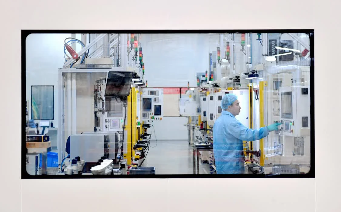 6月19日，工作人员在京西智控（张家口）汽车零部件有限公司智能全主动悬架生产线上作业。新华社记者 王晓 摄