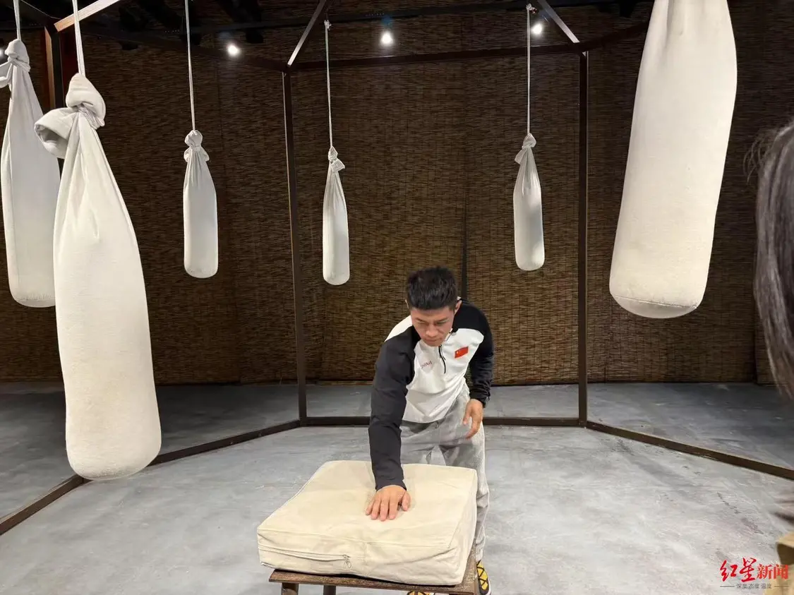 ▲赵鸿刚向记者演示自己此前的训练日常