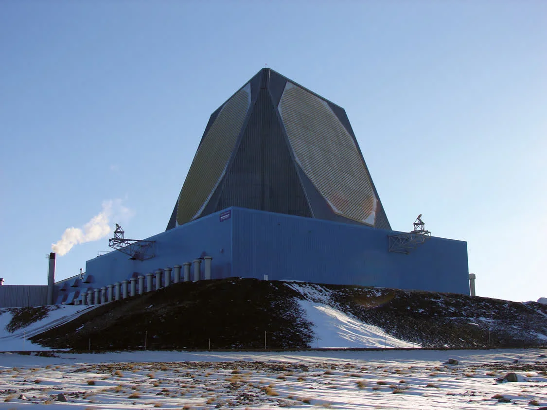 部署在圖勒空軍基地東北不遠處的AN/FPS-132"升級型早期預警雷達"