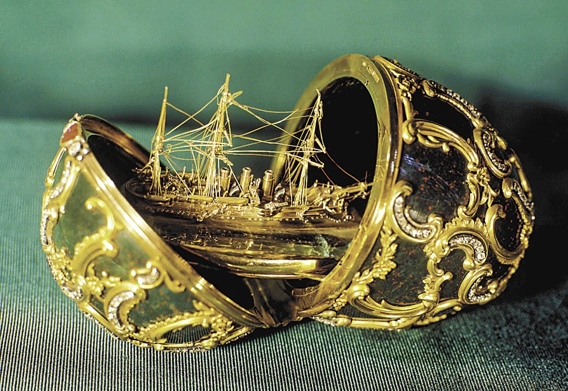 莫斯科克里姆林宫军械库收藏的最古老彩蛋是一枚含有“亚速回忆号”巡洋舰模型的彩蛋。