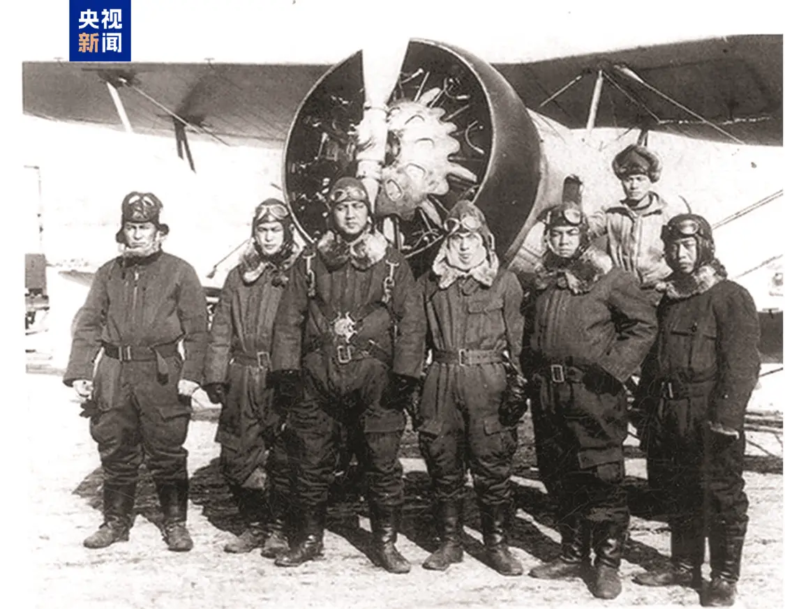 △七三一部队航空班成员,左三为负责在常德上空撒鼠疫菌的增田美保(图片由侵华日军第七三一部队罪证陈列馆提供)