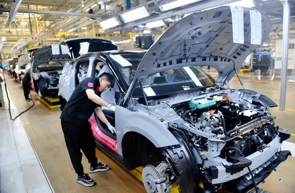6月19日，工作人员在张家口南山汽车产业基地一家车企的总装车间组装汽车。新华社记者 王晓 摄