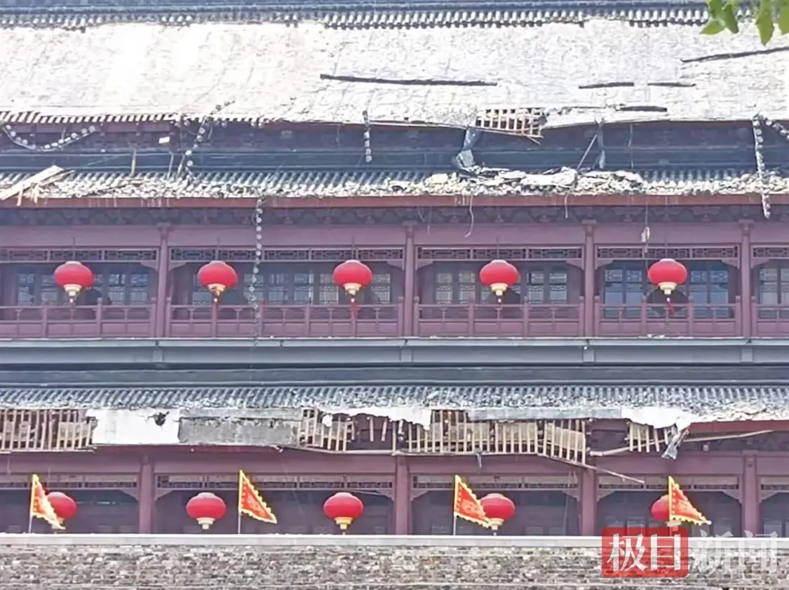 凤阳鼓楼瓦片脱落:有人躲墙根逃一劫 花300万一年就出事