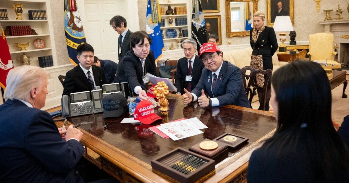 当地时间2025年4月16日,特朗普在白宫椭圆形办公室会见赤泽亮正一行人 日本《每日新闻》