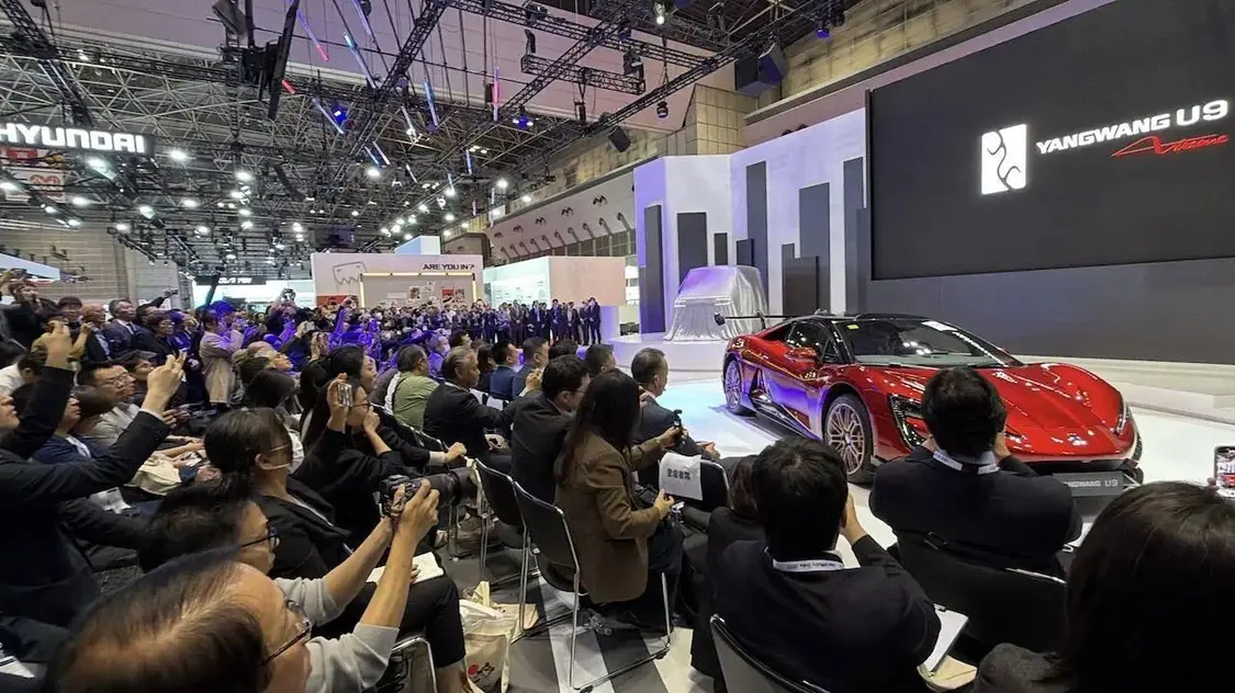 ▲仰望U9在车展现场被围观