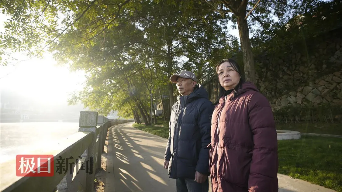 章荣高和叶丽凤在公园散心