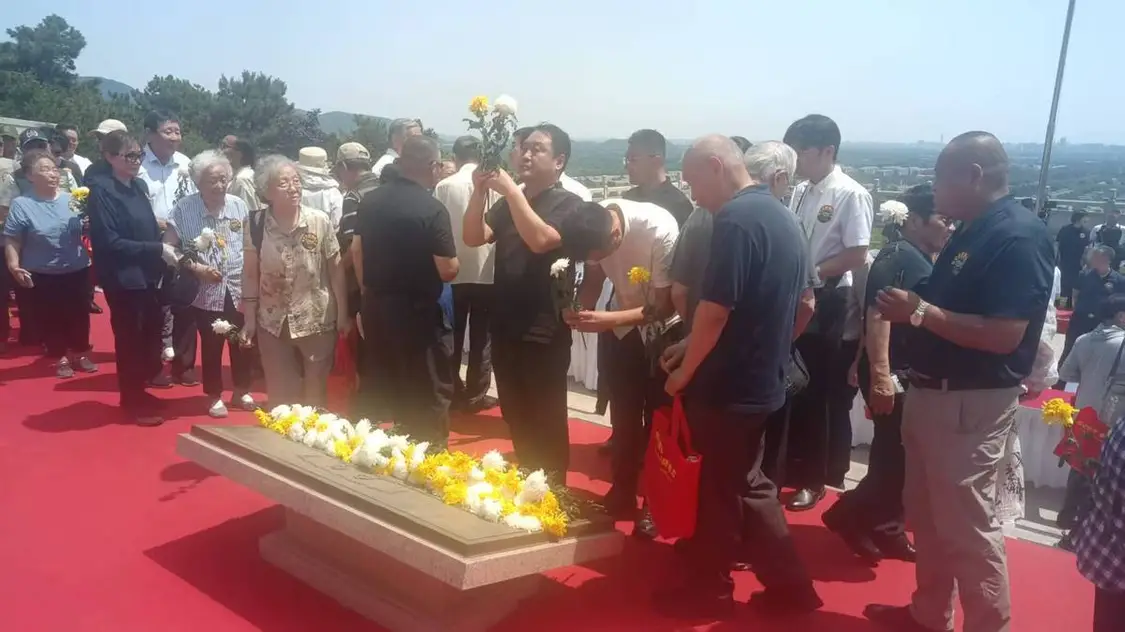 与会者缅怀烈士