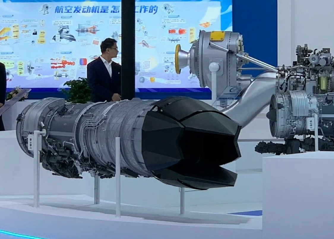 2021年珠海航展上尾部使用二元矢量推力装置的“太行”发动机缩比模型