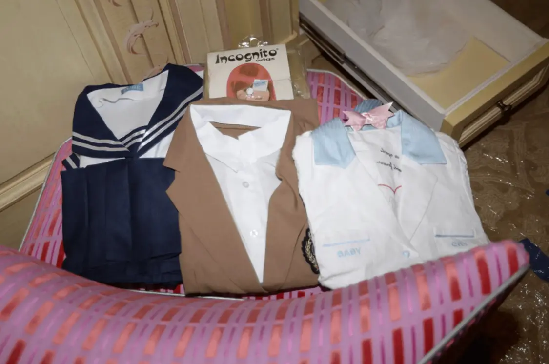▲爱泼斯坦别墅中的儿童角色扮演服装