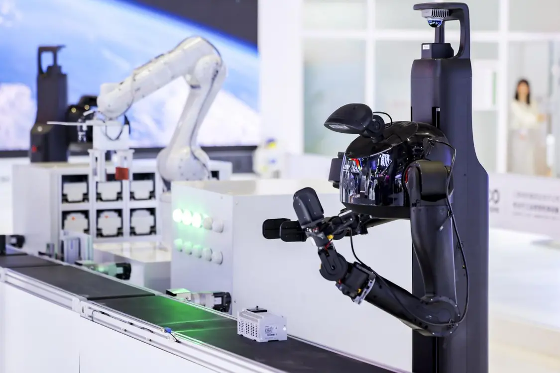 Lumos鹿明机器人联合三菱电机亮相进博会，以具身智能赋能工业场景智能化升级(图2)