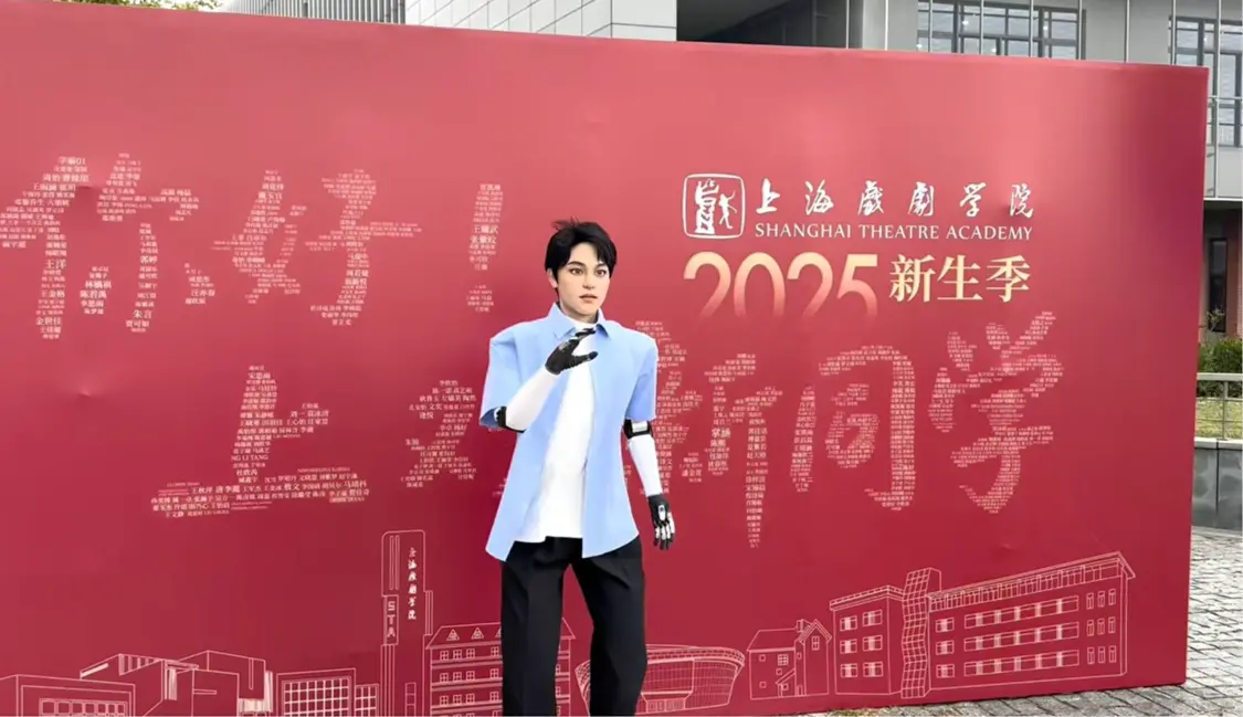 全国首位机器人博士生“学霸01”在上海戏剧学院进行新生报到。“上海戏剧学院”视频号 截图
