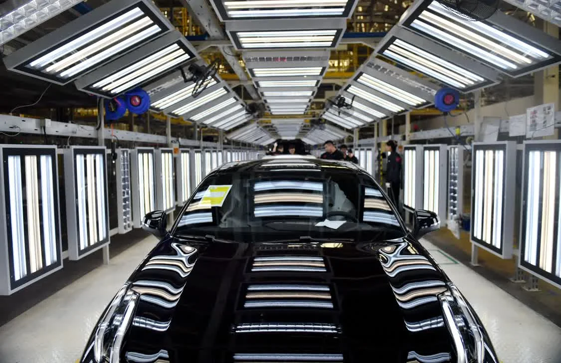 6月19日拍摄的张家口南山汽车产业基地一家车企的生产线。新华社记者 王晓 摄
