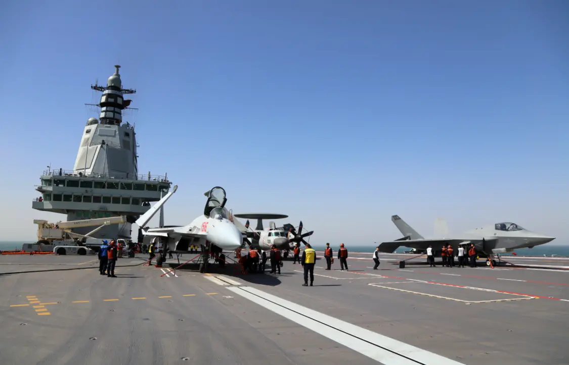 歼-35、歼-15T、空警-600列阵海军福建舰飞行甲板。李唐 摄