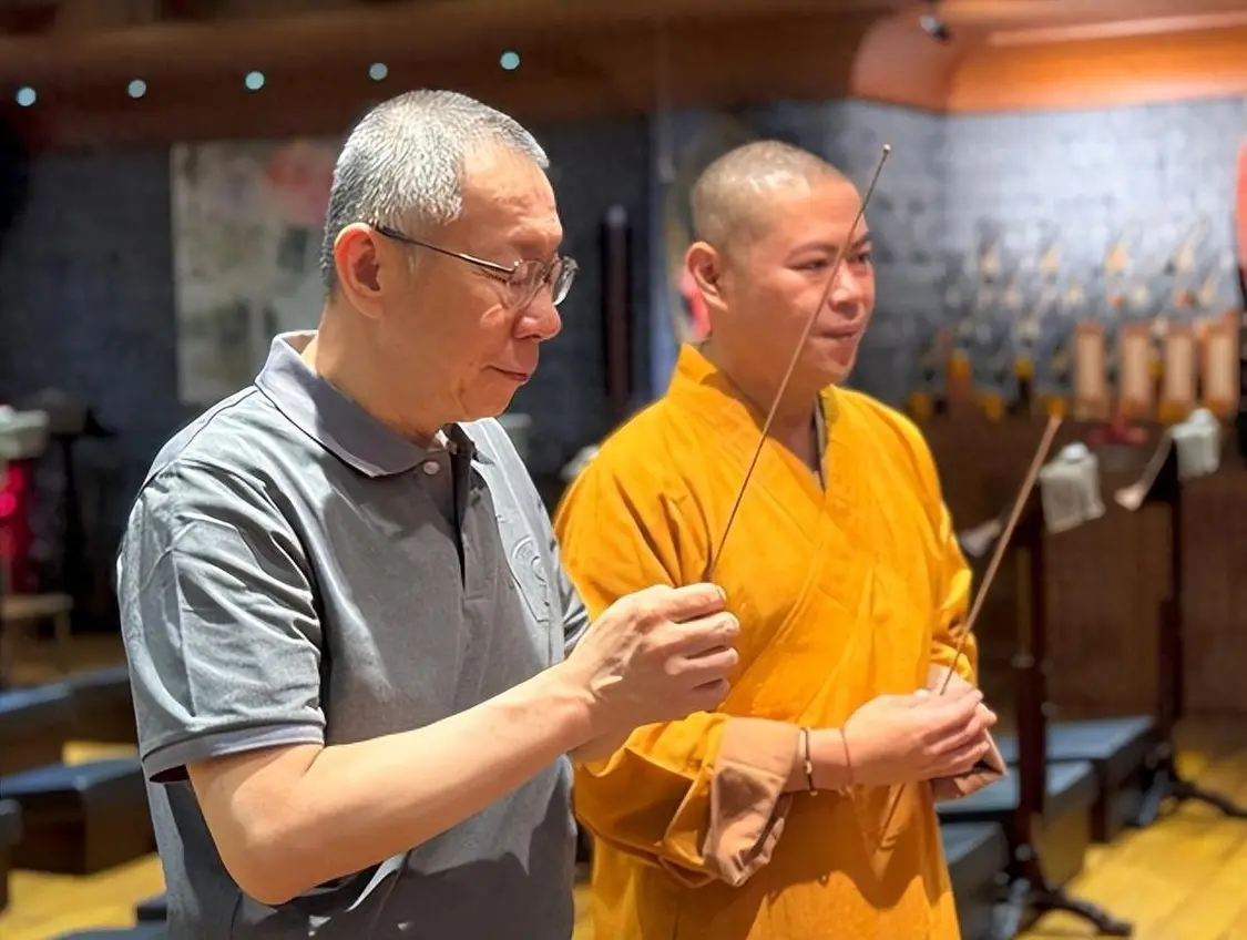 交保第三天，柯文哲祭拜亡父泪流满面