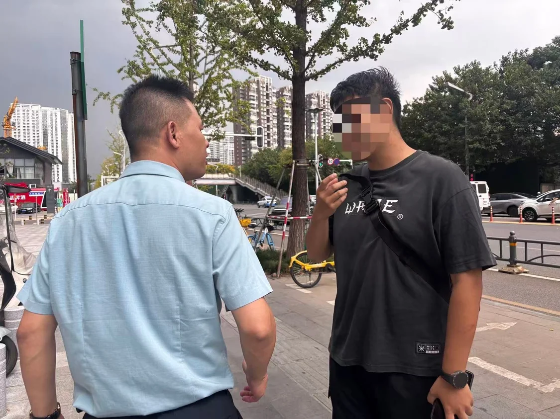 路人询问飞手岗位。图/九派新闻 蔡晓萱
