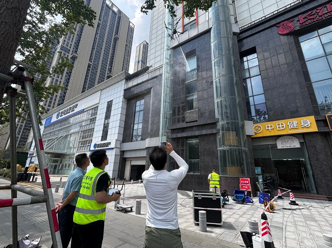 无人机清洗的现场情况。图/九派新闻 蔡晓萱