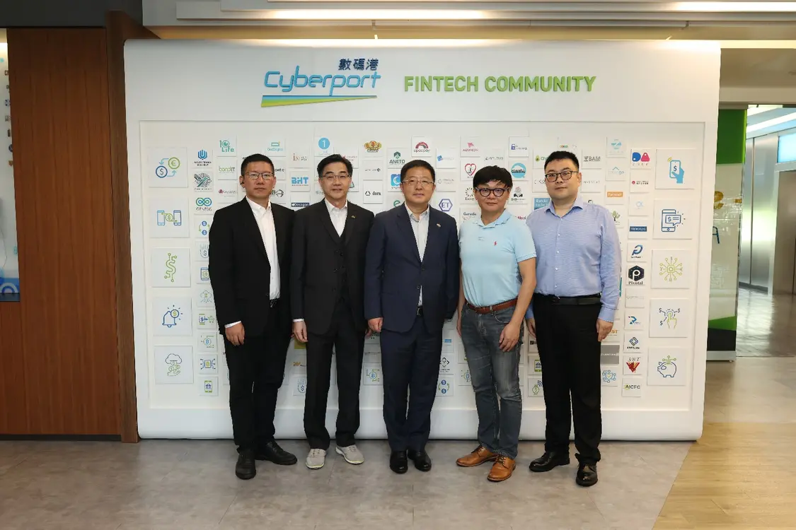 绿地金创代表与宜搜科技代表在香港数码港合影留念。从左至右依次为：绿地金创财务部总经理董建伟，绿地亚洲证券CFO陈荣斌，绿地亚洲证券执行董事施征宇，绿地金创执行副总裁、绿地亚洲证券董事、宜搜主席兼首席执行官汪溪，宜搜首席财务官陈钧
