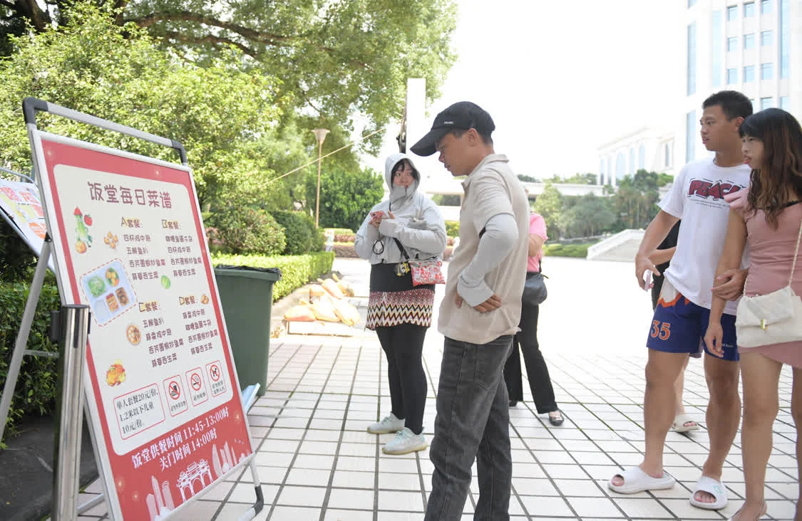 政府大院假期免费停车火了_https://www.izongheng.net_快讯_第2张
