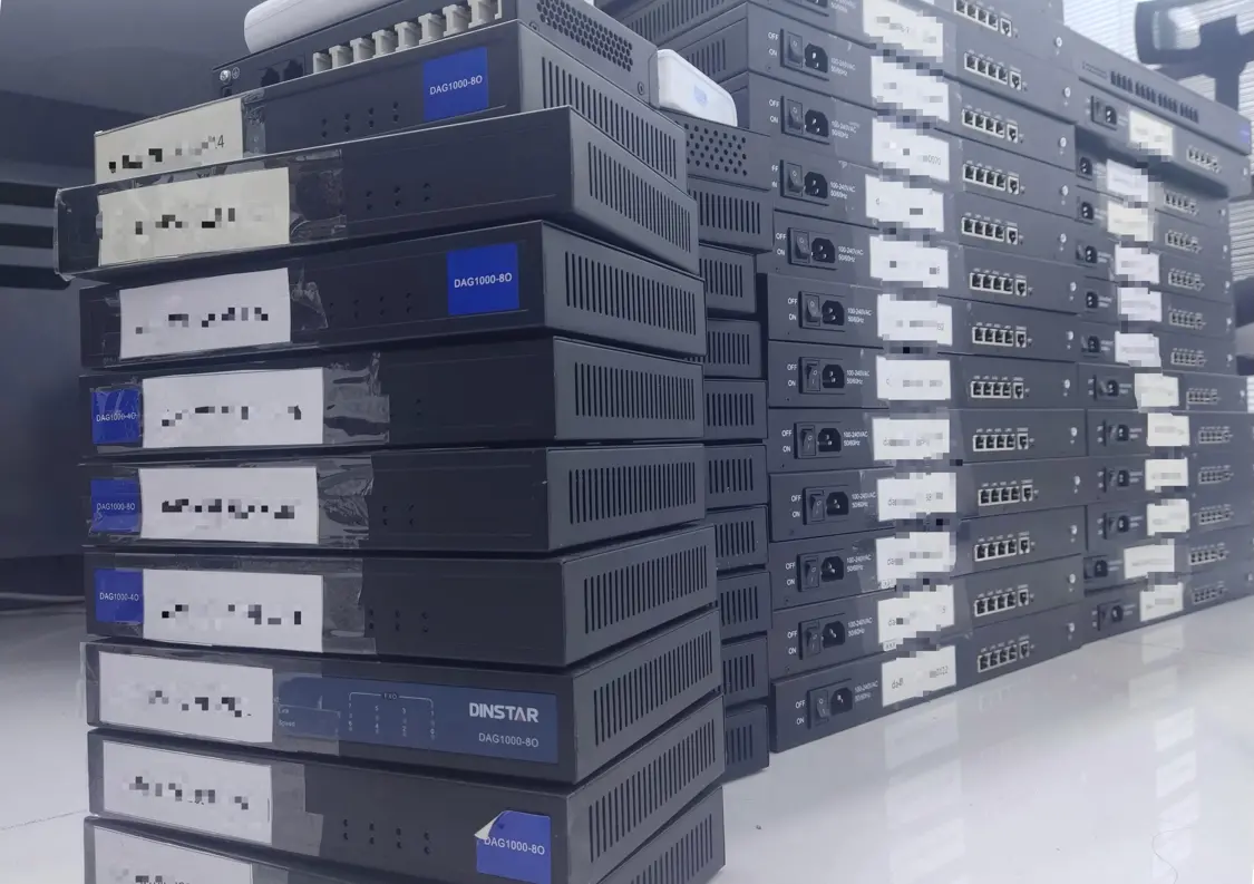 此为内蒙古自治区鄂尔多斯市公安局东胜分局扣押的VOIP相关设备。（受访者供图）