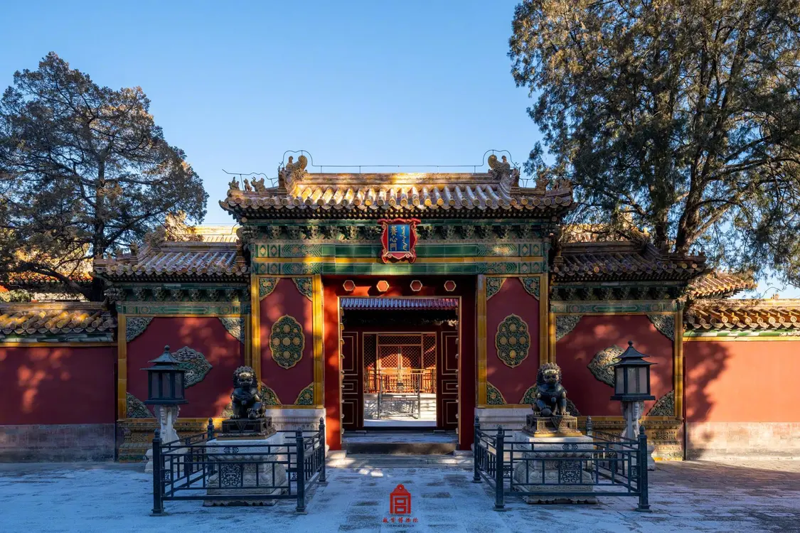 2015年，养心殿研究性保护项目启动，经过为期10年的系统性修缮保护，有效解决了建筑瓦顶、墙体、油饰等方面存在的问题，恢复并延续了养心殿区域的健康状态，改善了室内文物的保存环境。