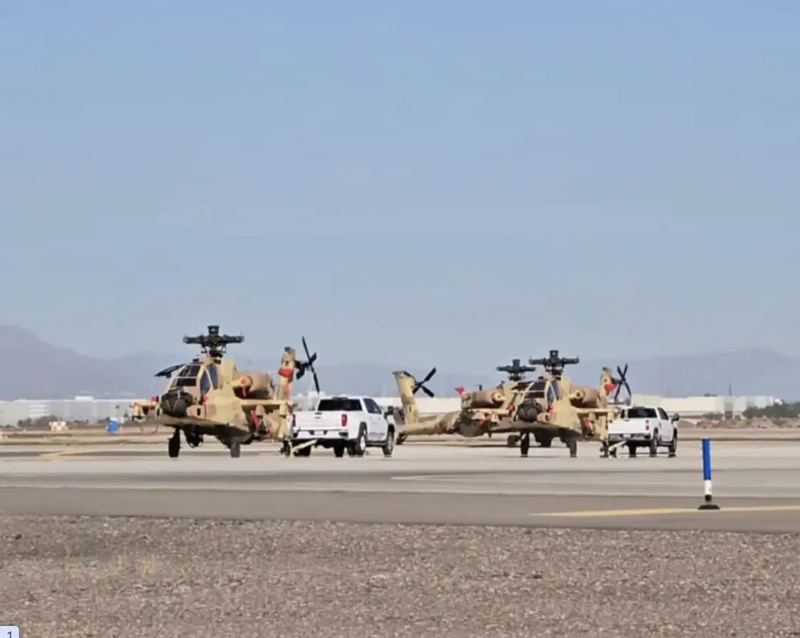 3架AH-64E型“阿帕奇”武装直升机返回美国后被拖走。 图源:“战区”网站报道配图