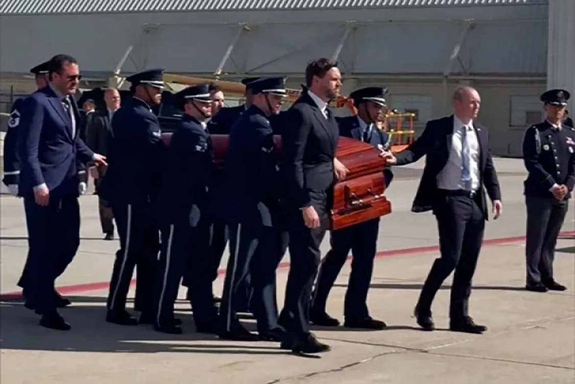 万斯在机场为柯克抬棺 社交媒体“X”