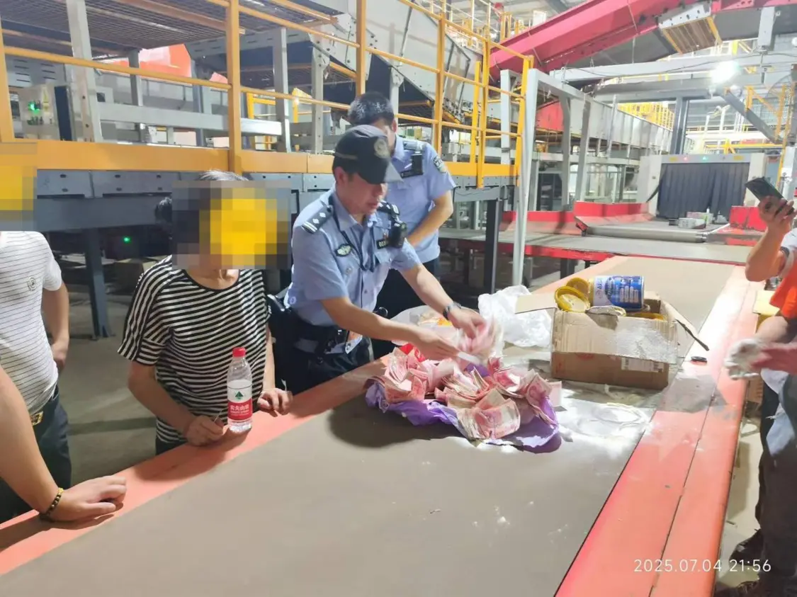 ▲民警成功找到快递 图据自流井公安