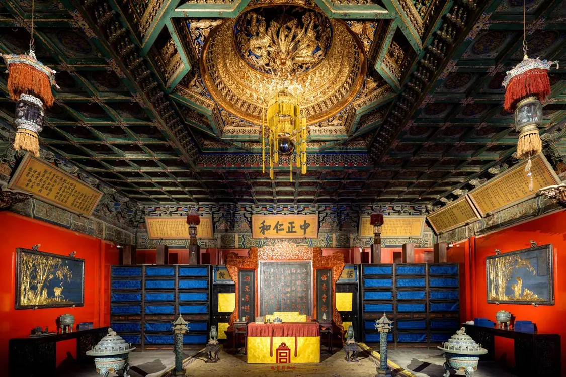 2015年，养心殿研究性保护项目启动，经过为期10年的系统性修缮保护，有效解决了建筑瓦顶、墙体、油饰等方面存在的问题，恢复并延续了养心殿区域的健康状态，改善了室内文物的保存环境。（来源：故宫博物院）