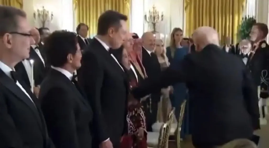 当地时间11月18日晚,马斯克在白宫参加了美国总统特朗普为沙特王储萨勒曼举行的晚宴。 视频截图