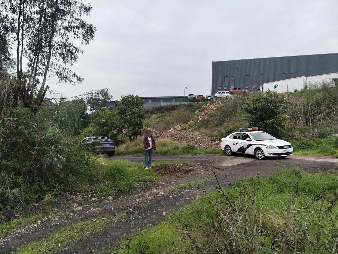 ▲蘭某某指認(rèn)現(xiàn)場(chǎng)