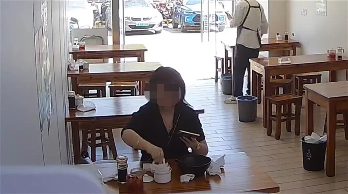 女子餐后将擦鼻涕纸扔进调料罐 店家:碗和罐子已扔