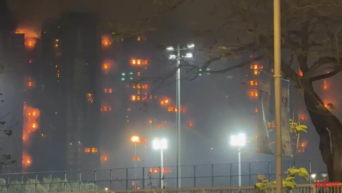 实探香港大火现场：警员称第一次遇到这么大火