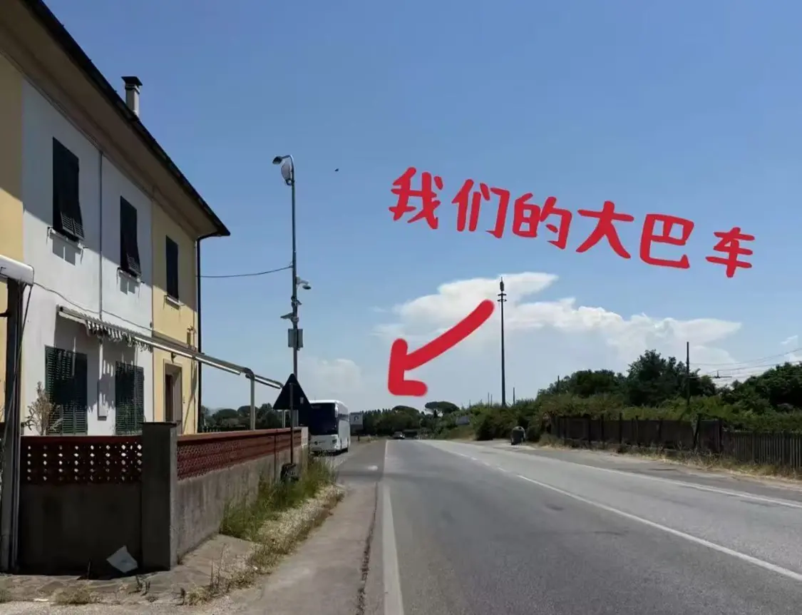 ▲大巴车停在路边 据图受访者