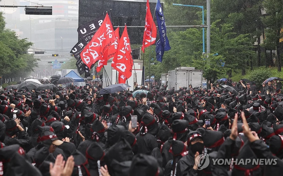 2024年7月8日,在韩国京畿道华城市的三星电子工厂前,“全国三星电子工会”举行总罢工动员大会。 韩联社
