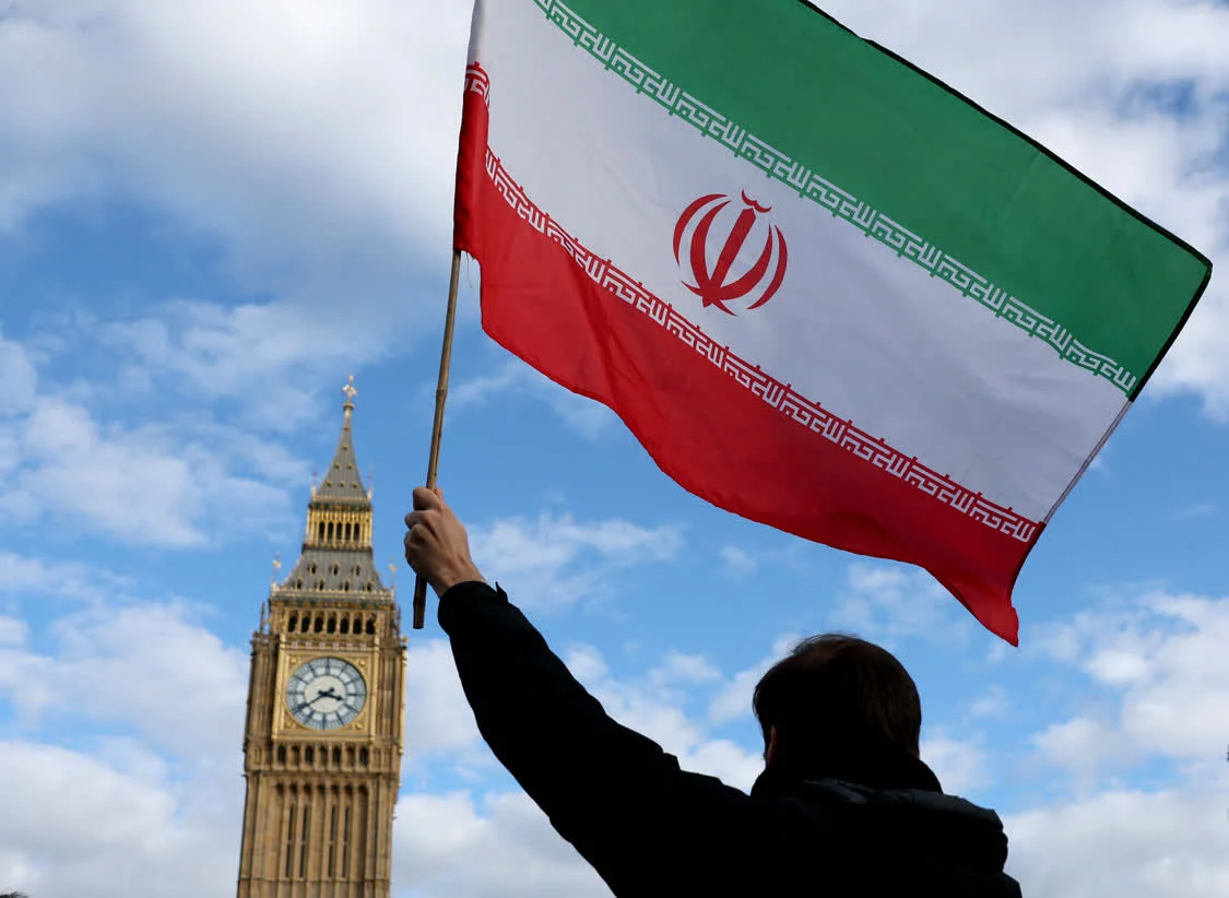 2月28日，民众在英国伦敦议会广场举行示威，抗议美国和以色列军事打击伊朗。新华社记者 李颖 摄