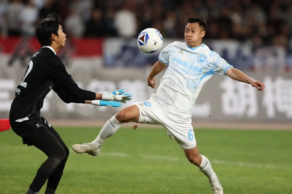 4月5日，兰州陇原竞技天佑德队球员张俊哲（右）在比赛中进攻。新华社记者　陈斌　摄