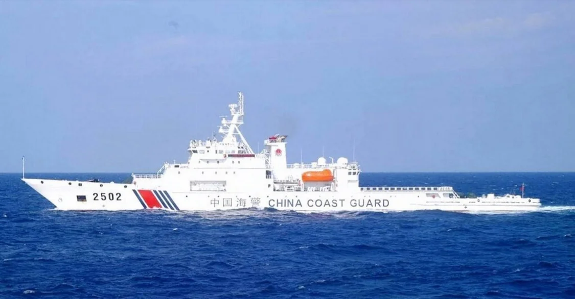 正在台岛以东海域执法巡查的中国海警2502岱山舰
