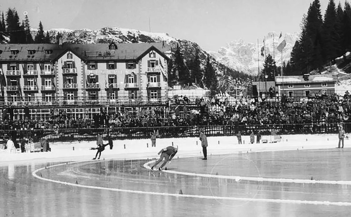 1956年冬奥会,运动员在结冰的天然湖上进行速滑比赛。