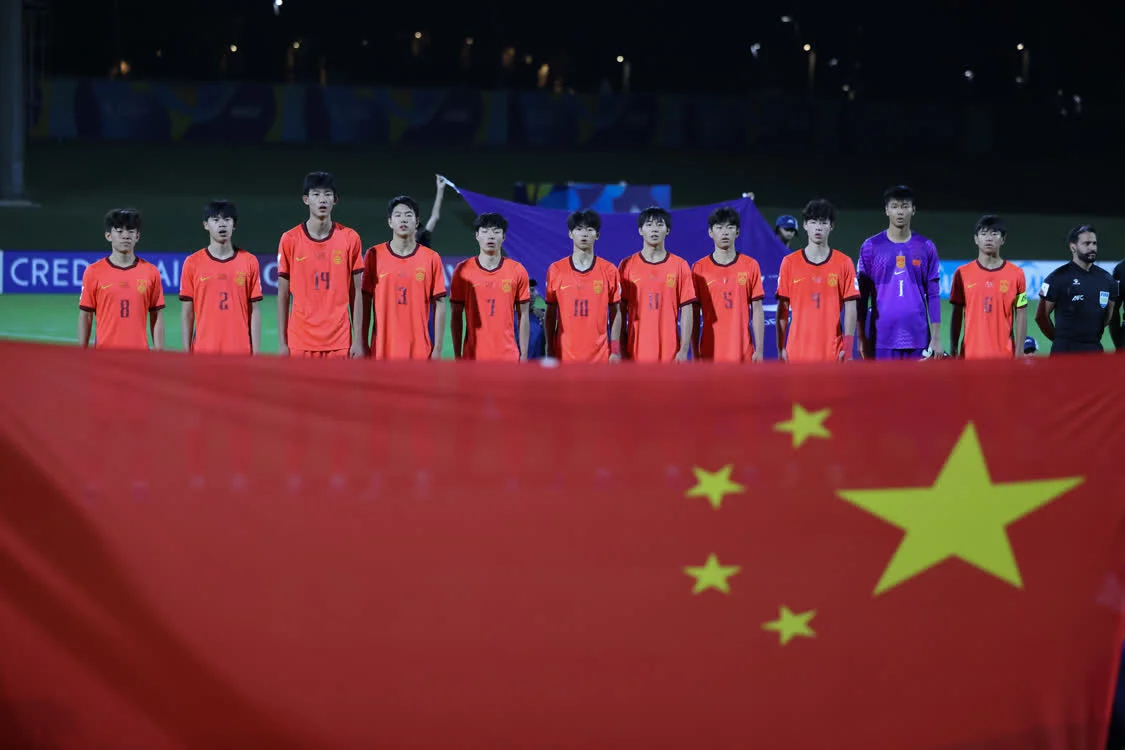 5月19日,中国队球员在赛前唱国歌。新华社记者 王海洲 摄