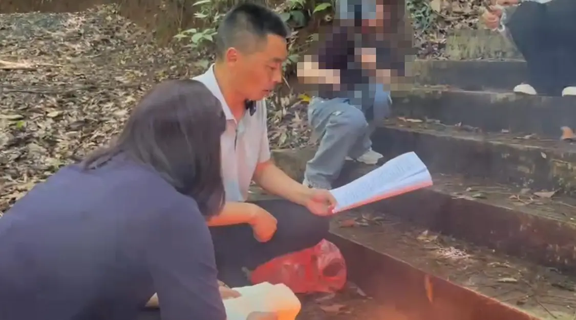 李胜夫妻在案发地祭奠女儿（图源：网络）