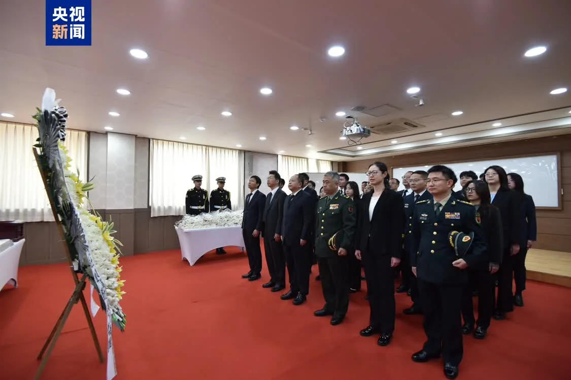 △4月21日上午，中韩双方在韩国仁川共同举行了第十三批志愿军烈士遗骸装殓仪式。