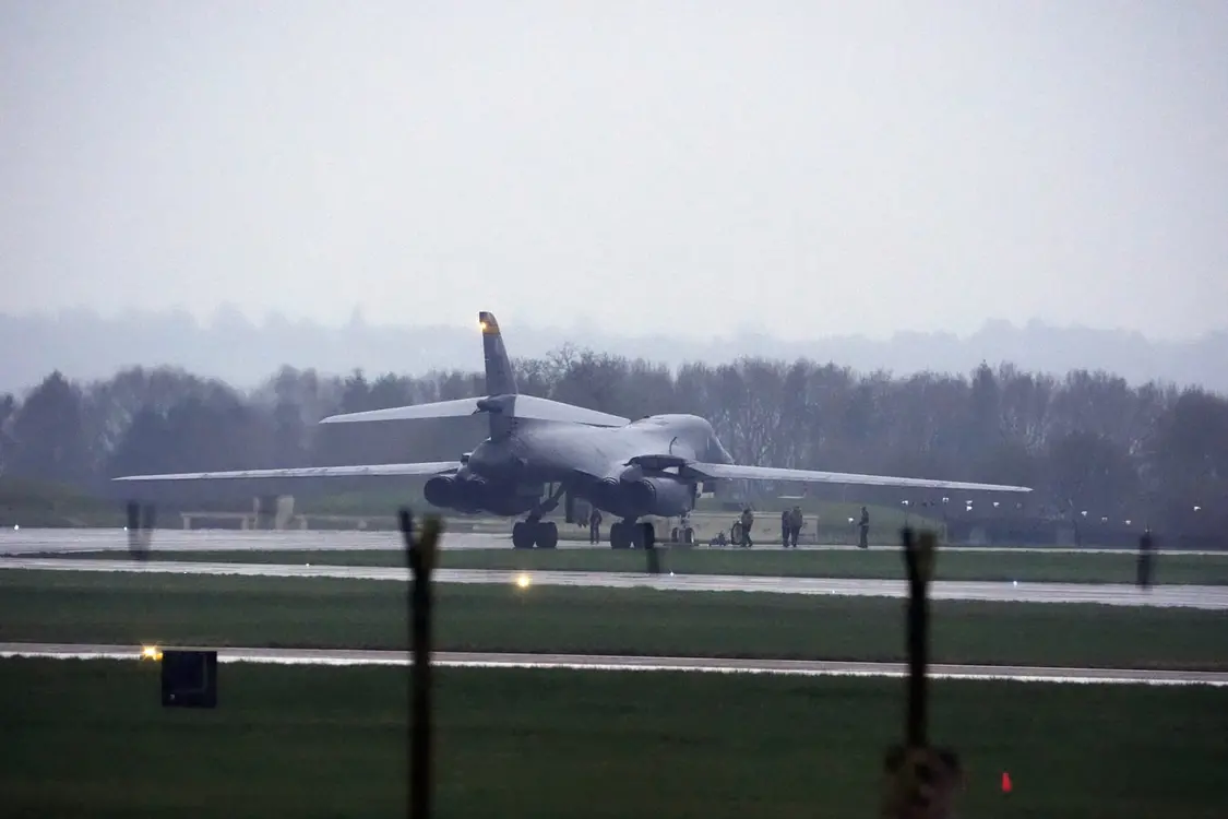 美军B-1战略轰炸机降落英国皇家空军基地